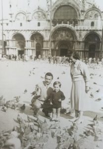 Foto ricordo di Domenico e Luisa a Venezia con il piccolo Leonardo